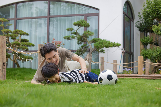 爸爸和孩子一起玩足球图片