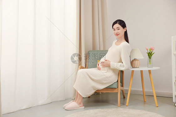 坐在沙发上的孕妇形象图片