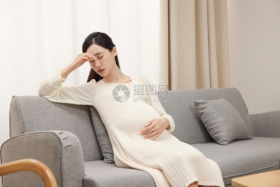 客厅沙发上疲劳的孕妇图片