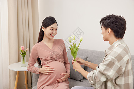 丈夫送花给怀孕的妻子高清图片