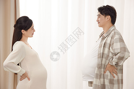 孕妇和大肚子爸爸合影背景图片