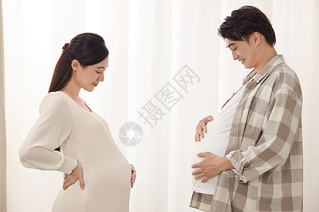 孕妇和大肚子爸爸合影背景图片