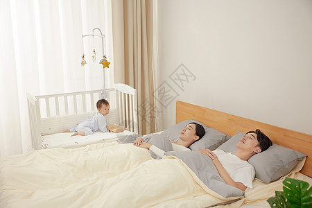 爸爸婴儿睡觉的爸爸妈妈和玩耍的孩子背景