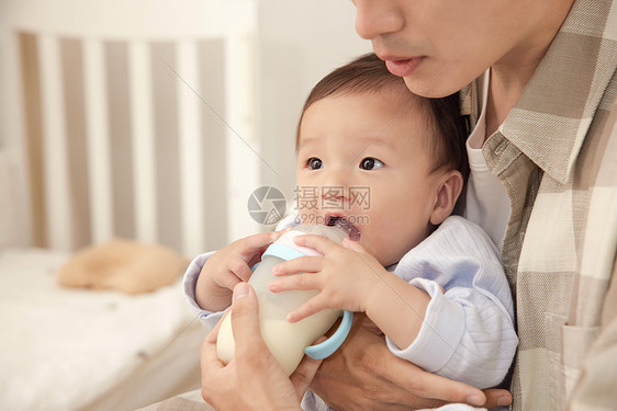 爸爸给孩子喂牛奶图片