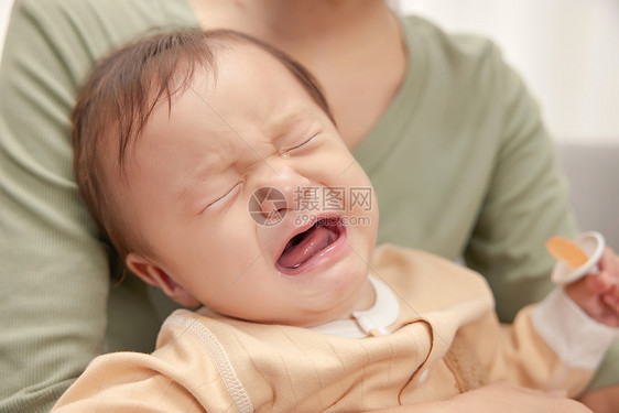 伤心哭泣的婴儿图片