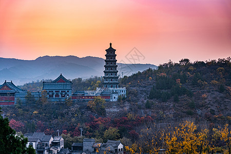 北京灵水村夕阳下的北京古北水镇背景