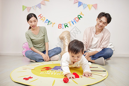 周岁生日会上宝宝抓周图片