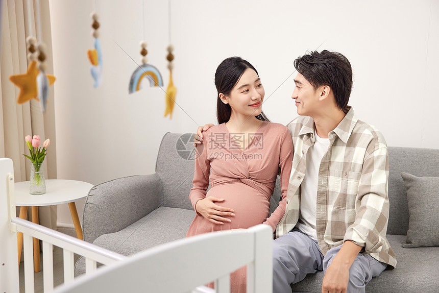 丈夫配怀孕的妻子谈心图片
