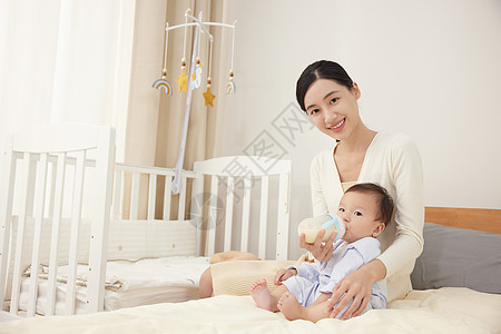 在床上给宝宝喂奶的妈妈图片