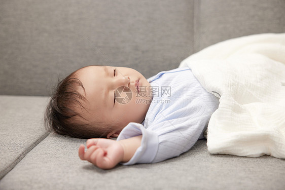 沙发上安详地睡着的宝宝图片