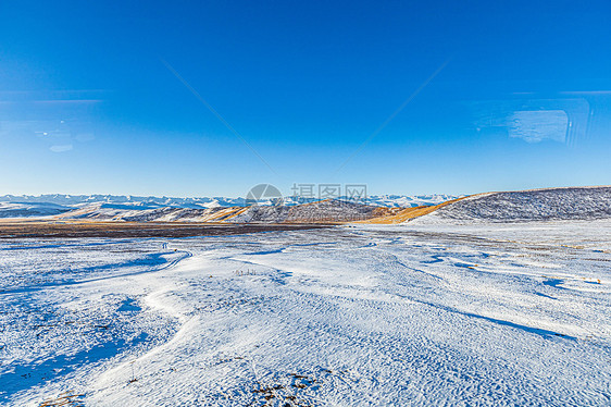 航拍初雪后的甘肃张掖平山湖大峡谷图片