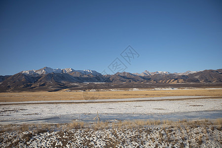 航拍初雪后的甘肃张掖平山湖大峡谷背景图片