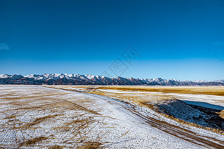 航拍初雪后的甘肃张掖平山湖大峡谷图片