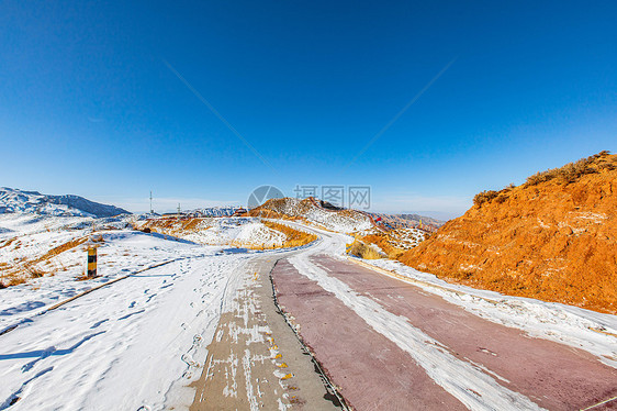 航拍初雪后的甘肃张掖平山湖大峡谷图片