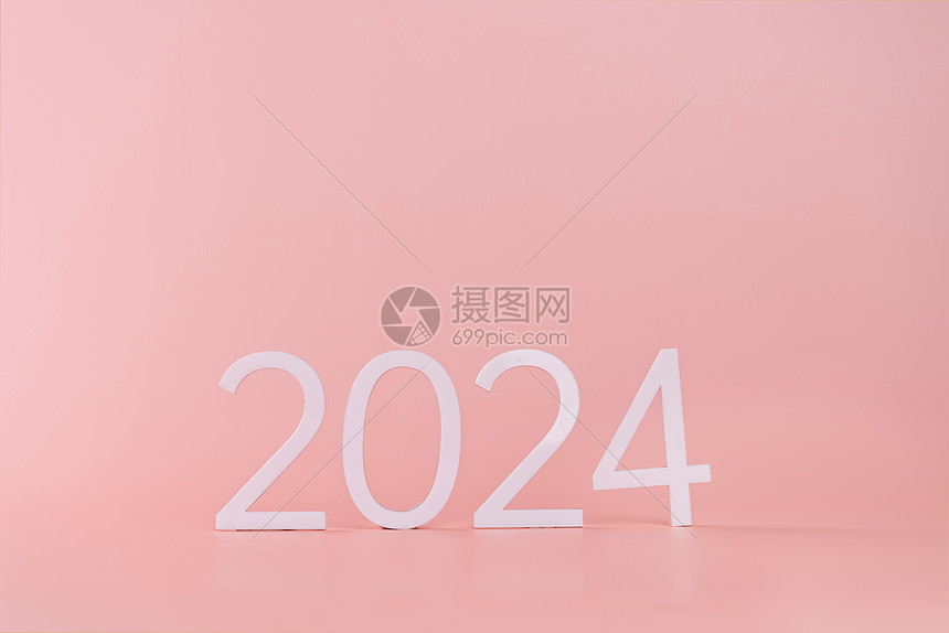 粉色背景上的数字2024图片