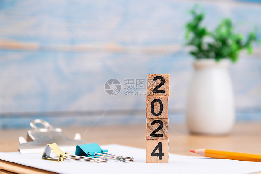 蓝色木板桌上的数字积木2024图片