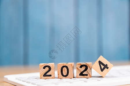 新年数字蓝色木板桌上的数字积木2024背景