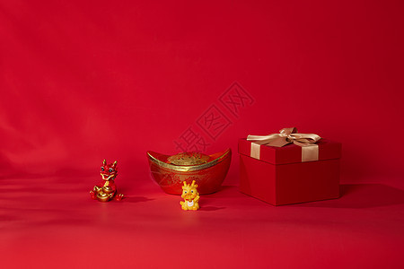 红色喜庆礼盒与金元宝静物图片