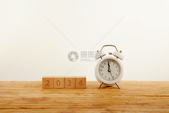 2024新年积木和简约闹钟图片