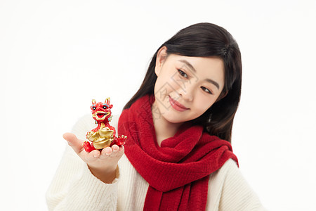 龙年吉祥新年礼盒包装手举龙象的活泼女孩背景