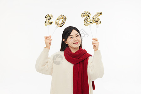 贺岁少女与龙高举数字2024的年轻女性背景