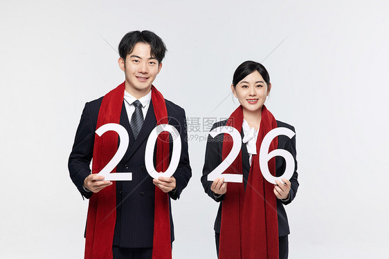 手拿数字2026的商务男女图片