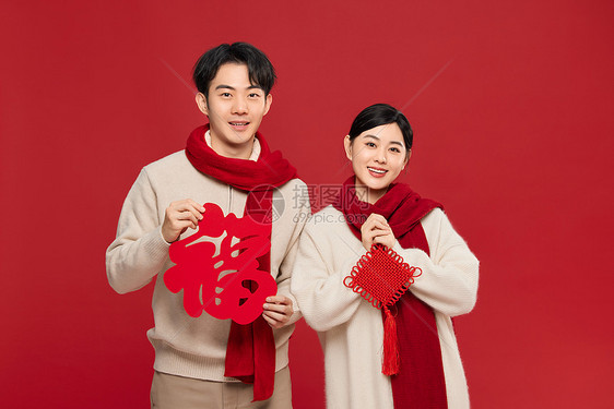 手拿福字和中国节的年轻情侣图片