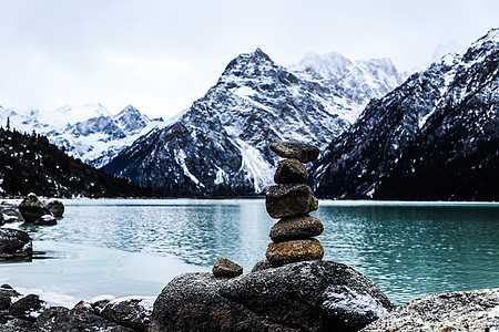 玉隆拉措风景区雀儿山冰川背景图片