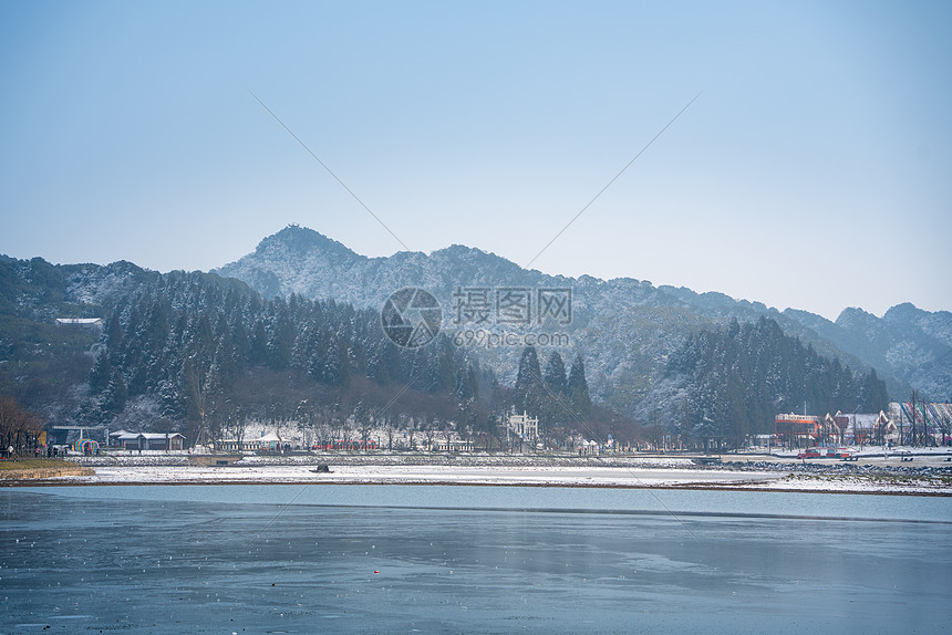 冬天湖面旁的雪山图片