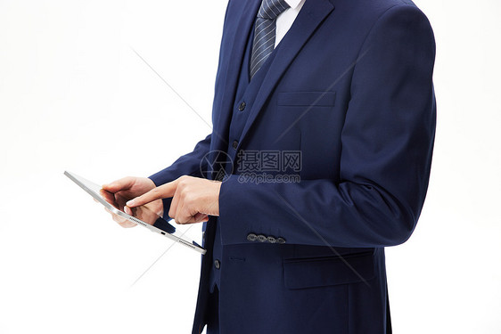 手持平板的商务男性特写图片