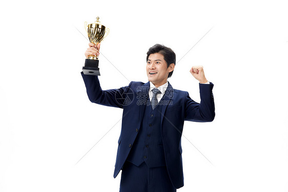 职业男性手握奖杯图片