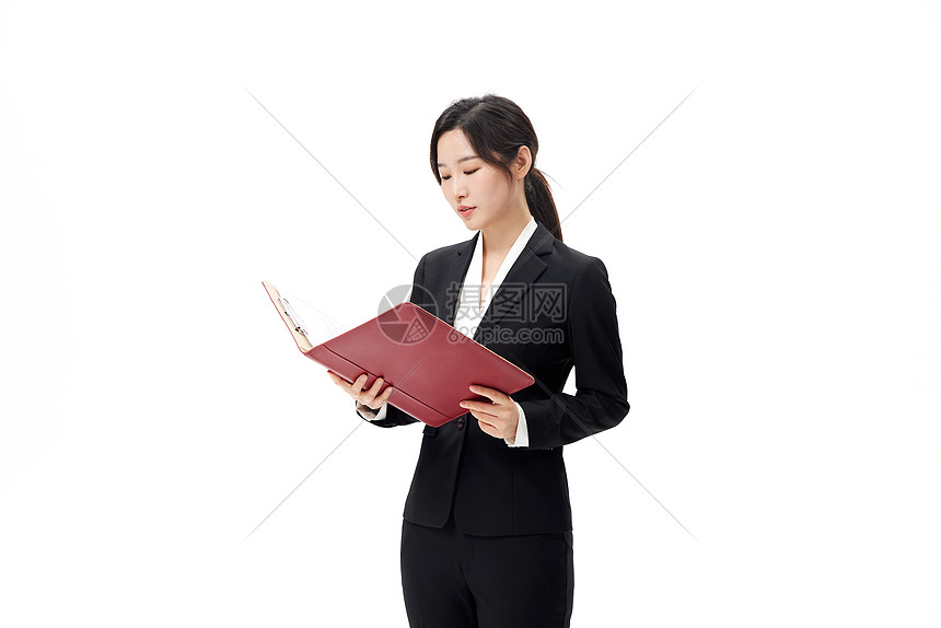 仔细查阅文件的商务女性图片