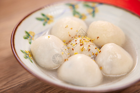 中式点心碗里的元宵节传统汤圆背景