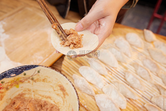 新年包饺子图片