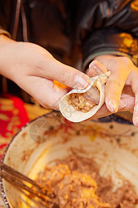 过年包饺子手部特写图片