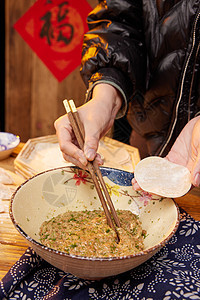 新年制作美味的饺子图片