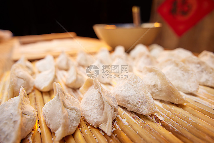 新年粘板上的生饺子图片