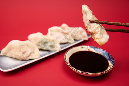 拿筷子夹水饺蘸醋特写图片