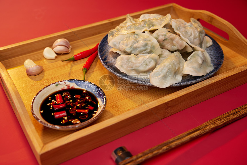 红色背景下的新年饺子水饺图片