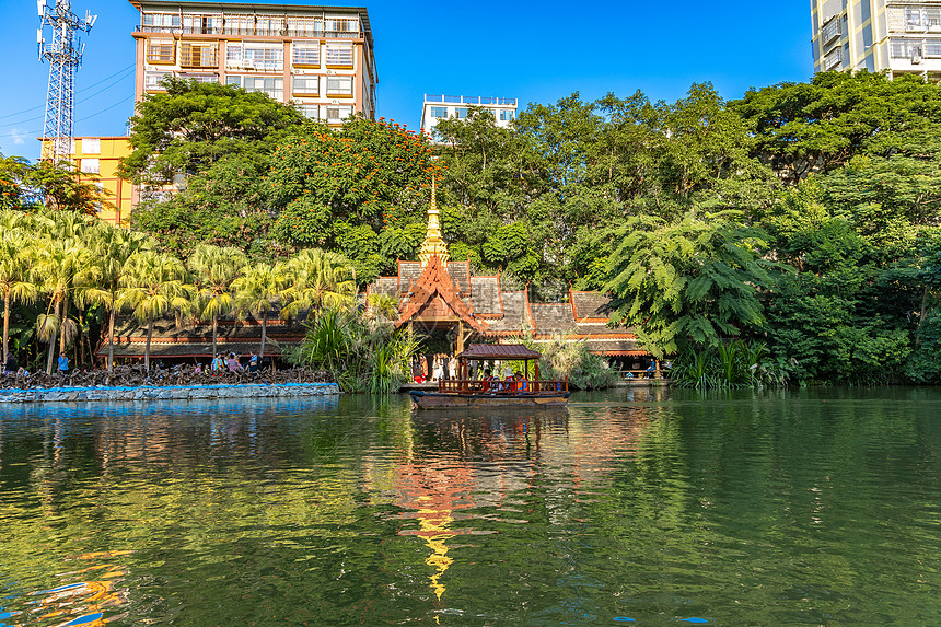 大气唯美的河岸边傣族建筑图片