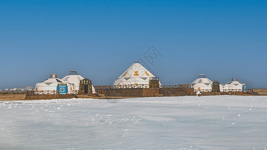 内蒙古冬季冰雪蒙古包蓝天背景图片