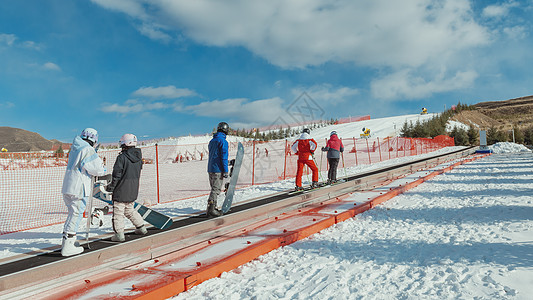 内蒙古冬季滑雪场蓝天白云人物图片