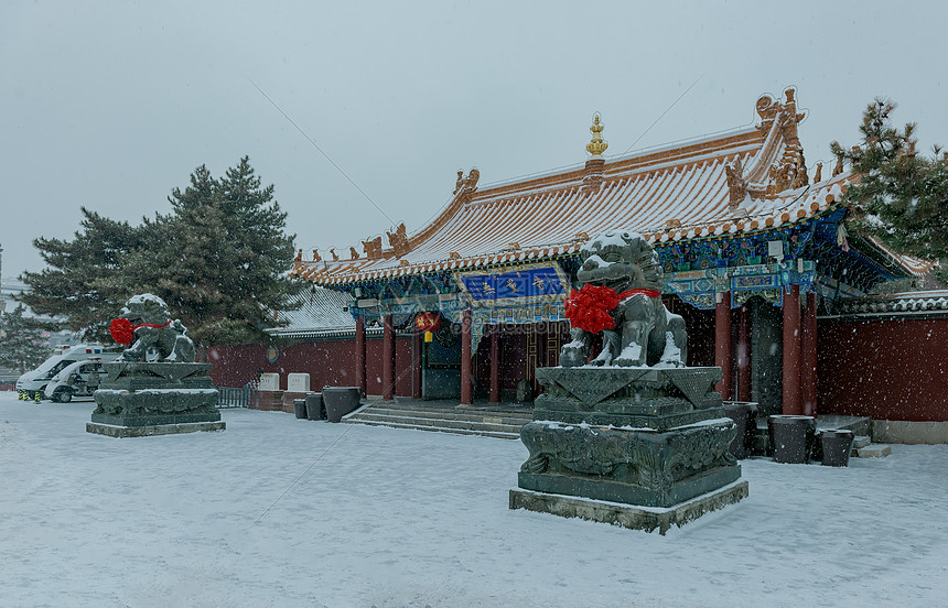 内蒙古呼和浩特大昭寺冬季雪景图片