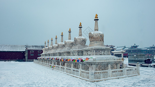 内蒙古呼和浩特大昭寺冬季白塔雪景图片