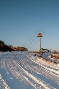 内蒙古高山公路冰雪指示牌背景图片