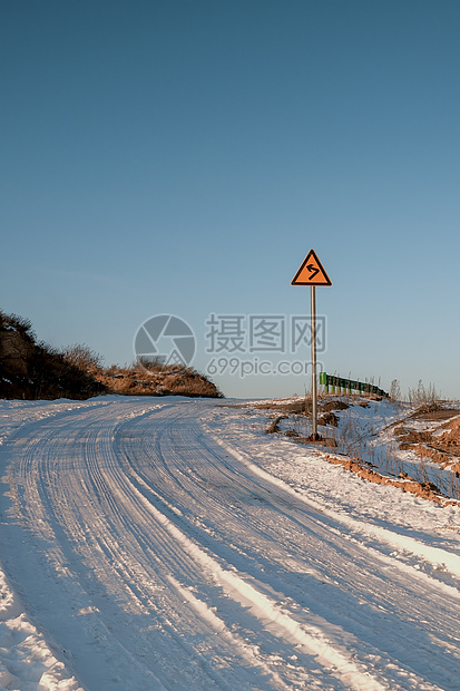 内蒙古高山公路冰雪指示牌图片