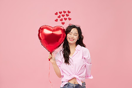 粉色爱心樱花树手拿红色气球的情人节甜美女性背景