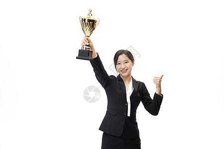 商务女性高举奖杯图片