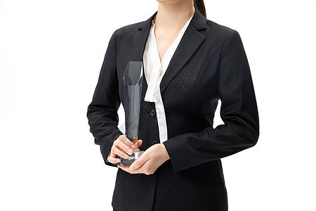手拿奖杯获奖的商务女性背景图片