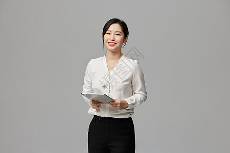 手持平板自信的商务女性背景图片